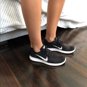Nike free flyknit- women’s 7.5